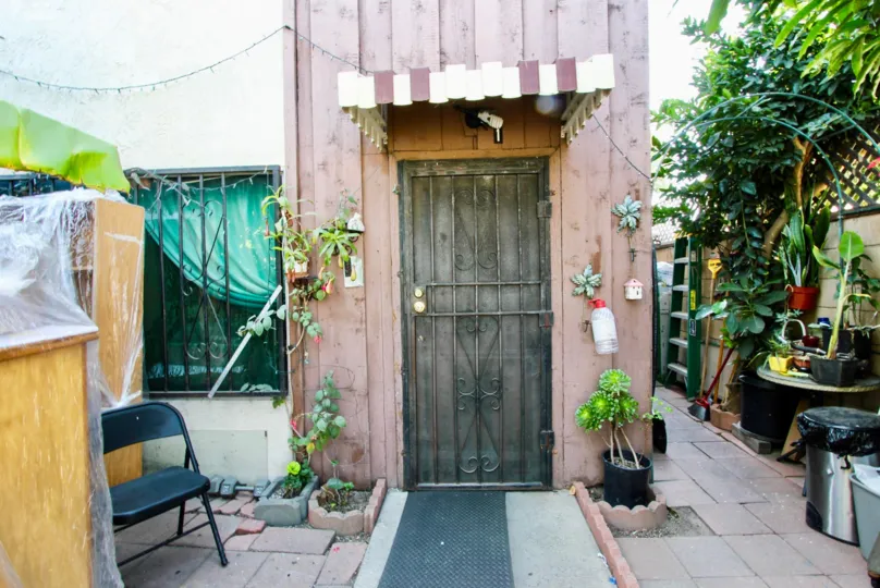 The entrance into 2020 W 23rd St in Long Beach, California