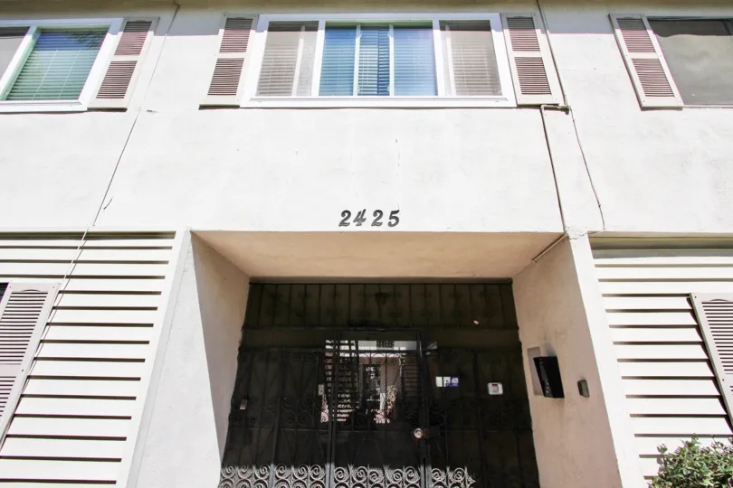 The entrance into 2425 E 5th St