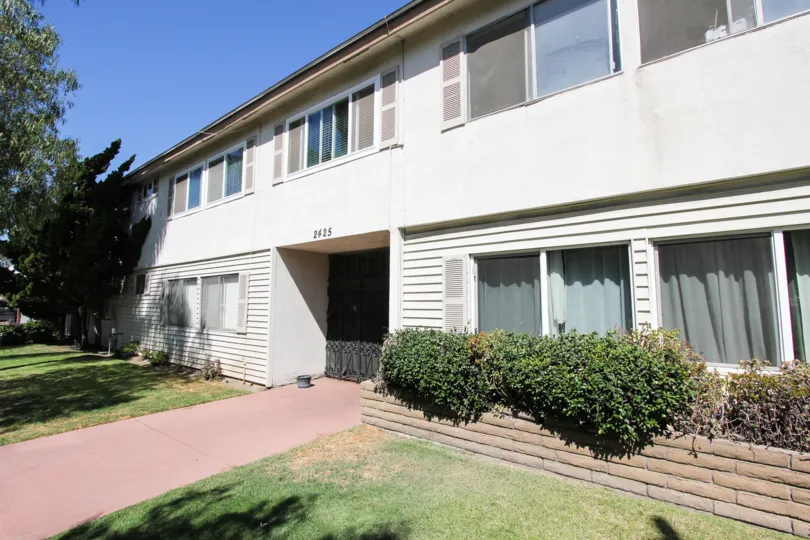 The entryway into 2425 E 5th St in Long Beach, California