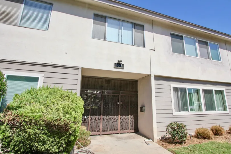 The entrance into 3045 E Theresa St