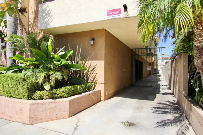 The entryway into 3529 E Broadway