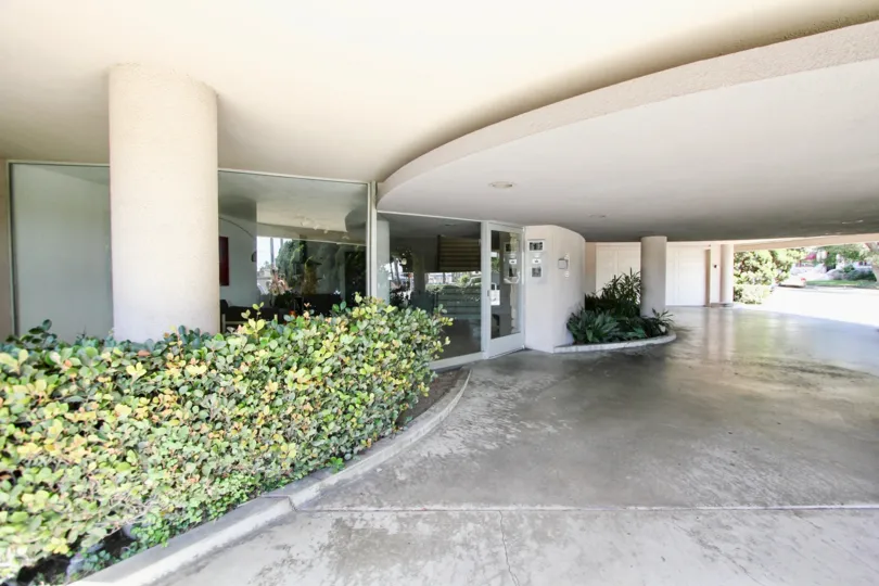 The entrance into 3819 E Livingston Dr