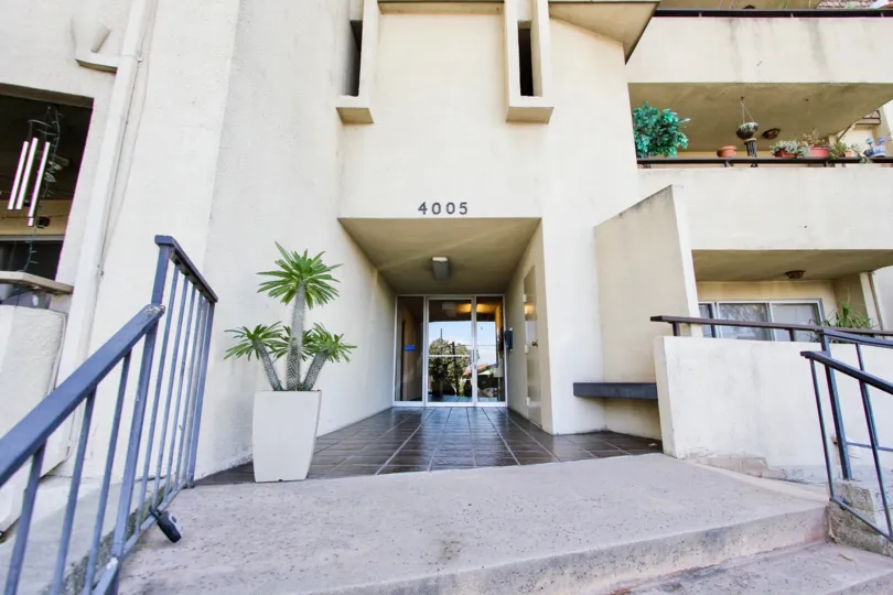 The entrance into 4005 Virginia Rd