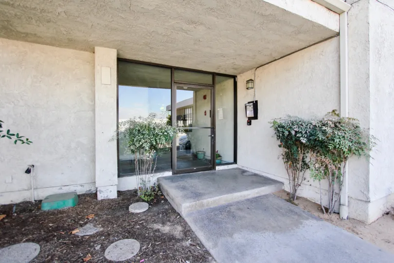 The entrance into 4515 California Ave in Long Beach, California