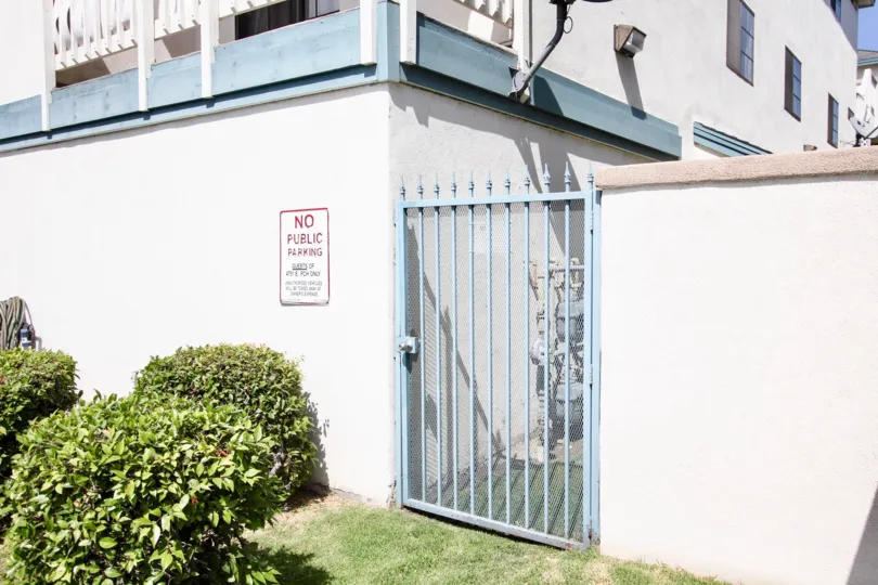 The side entrance into 4751 E Pacific Coast Hwy