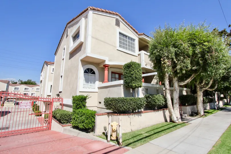 The view of 68th St Condos in Long Beach, California