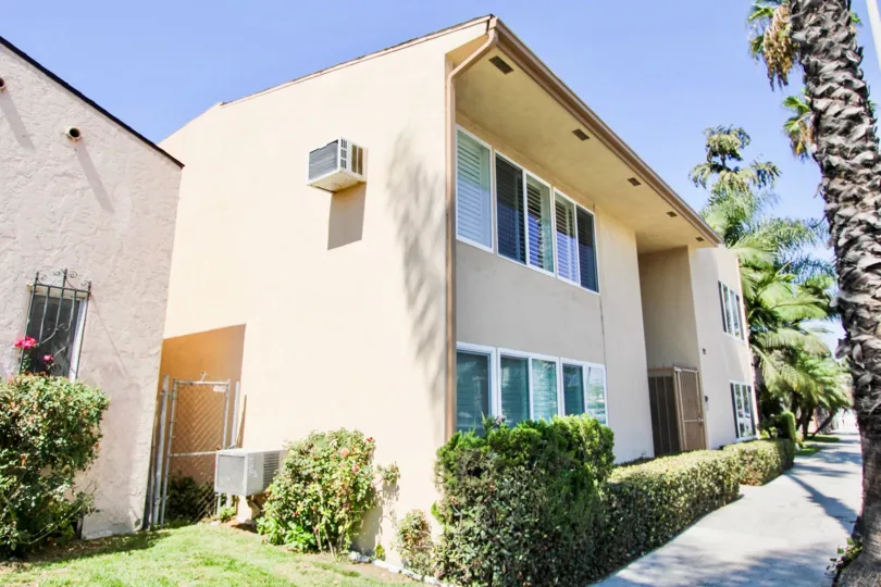 The view of the building at 921 Pacific Ave in Long Beach, California