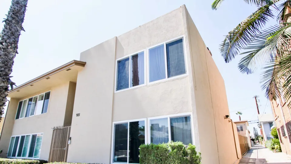 The windows in the building at 921 Pacific Ave in Long Beach, California