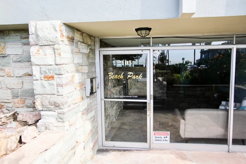 The entrance into Beach Park Condos in Long Beach, California