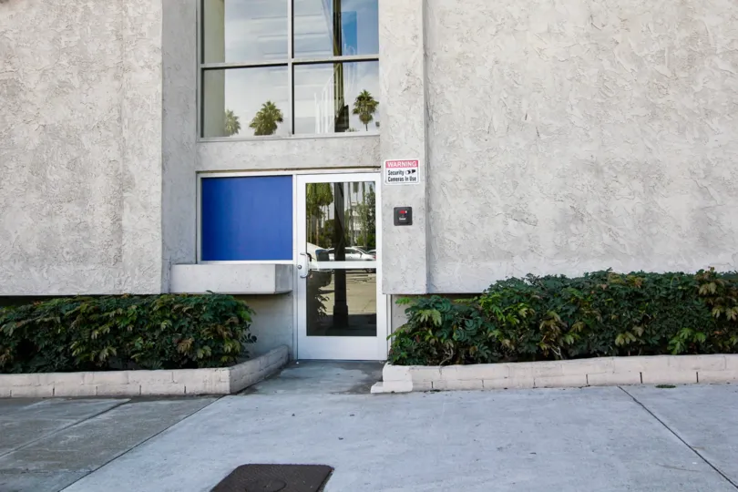 The entrance into Belmont Shore Condominiums