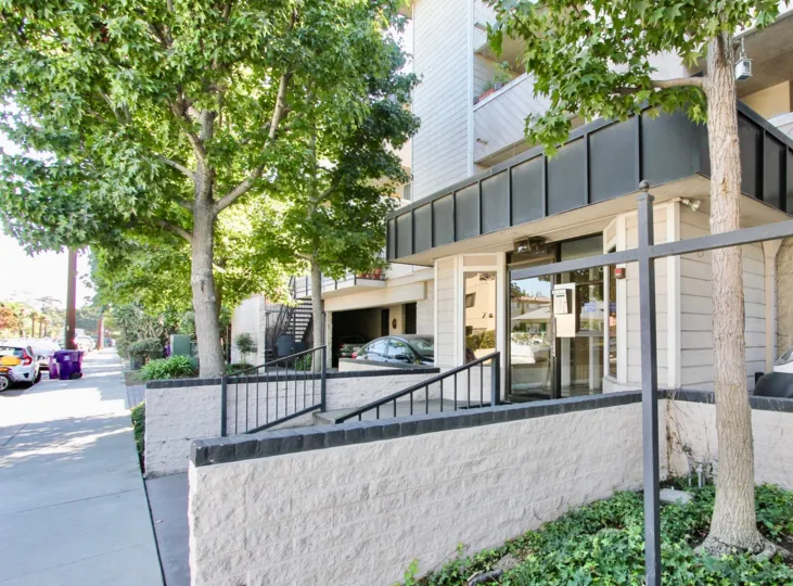 The entrance into the Bermuda Street Condominiums