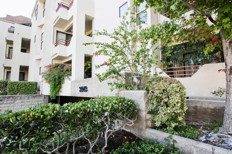 The landscaping around Bixby Knolls Terrace
