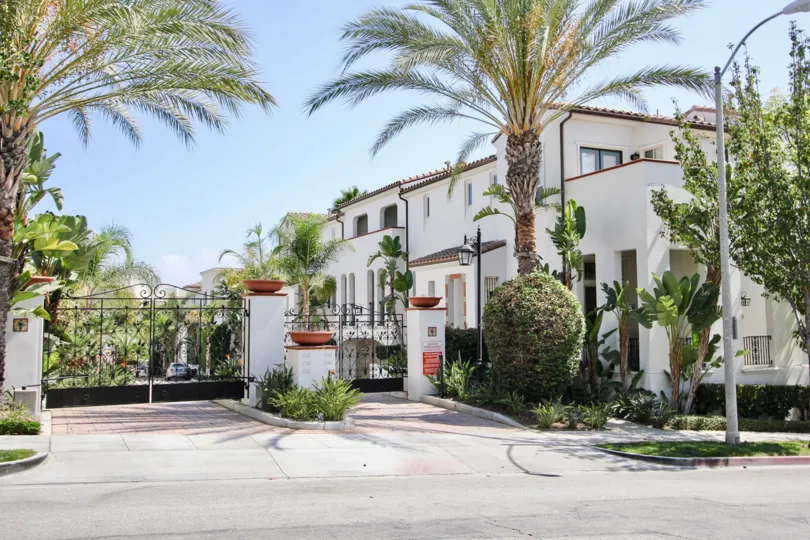 The viwe of Cienega Townhomes from the street