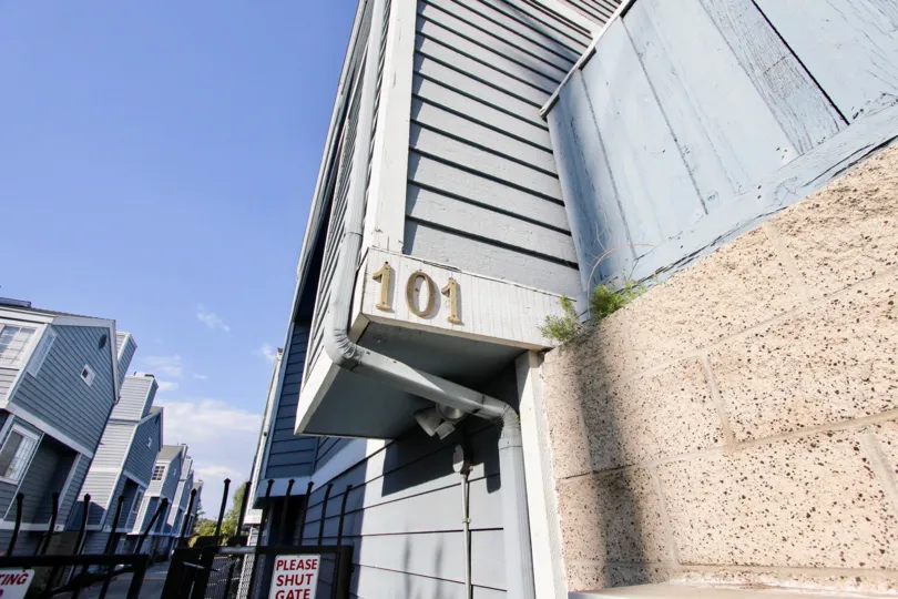 The building number for Colonial Park