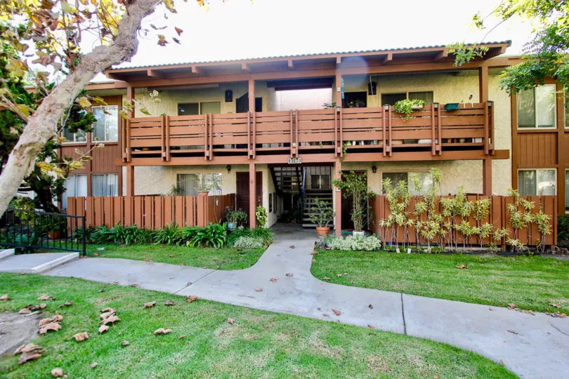 The view of Country Club Villas in Long Beach, California
