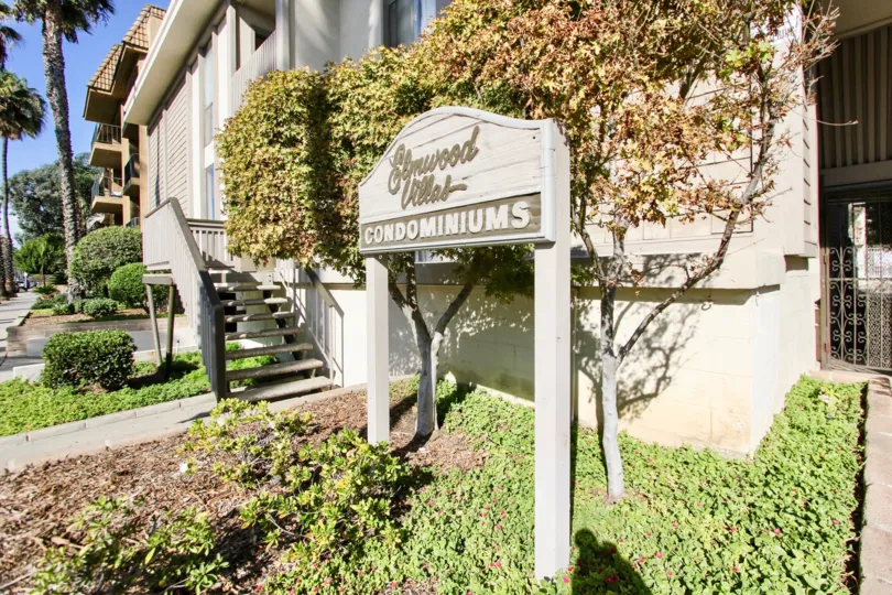 The sign welcoming you to Elmwood Villas