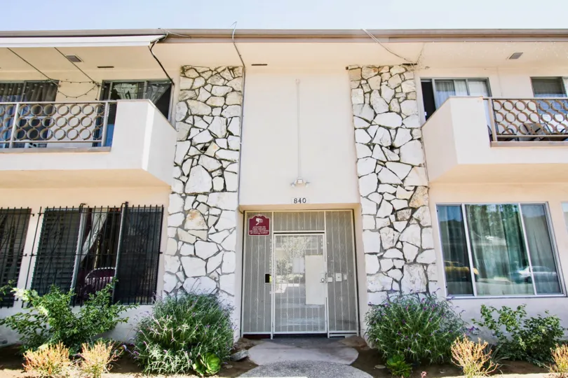 The entrance into Golden Cedar Condominiums in Long Beach, California