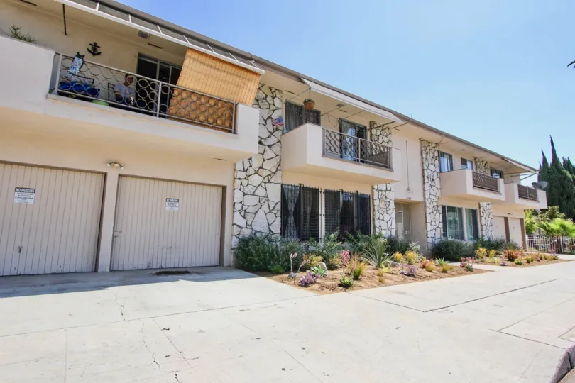 The view of Golden Cedar Condominiums in Long Beach, California