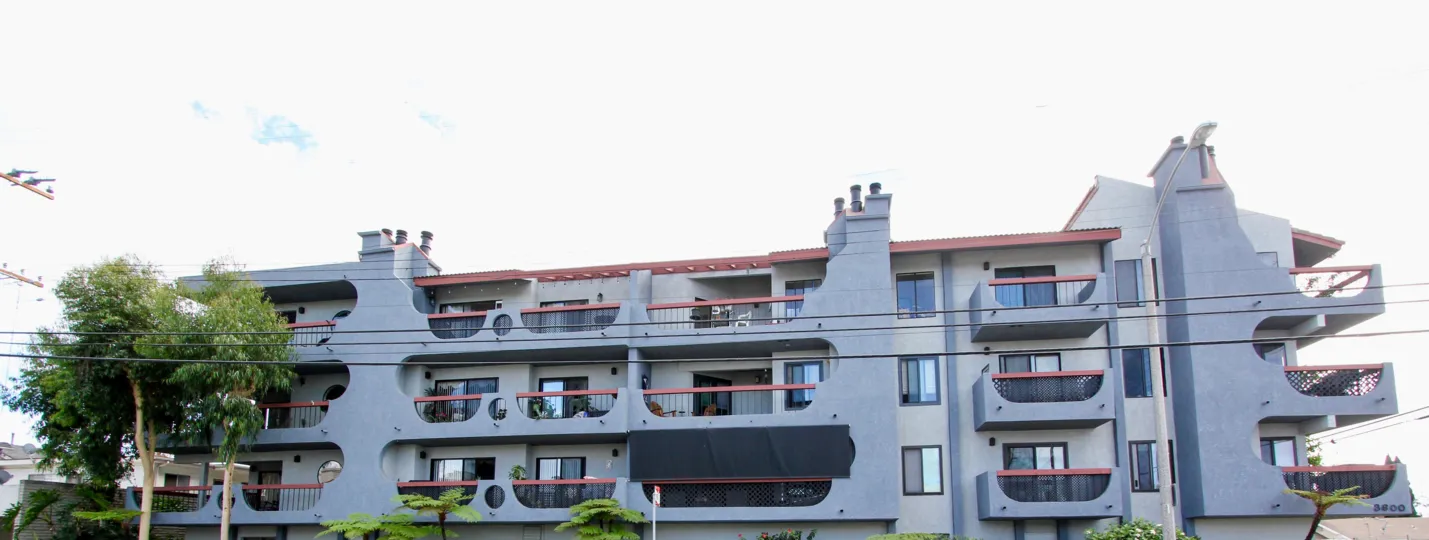 The side view of an apartment building that is located in Loma Linda, Long Beach, California.