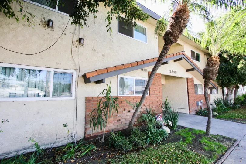The structure of London Manor in Long Beach, California