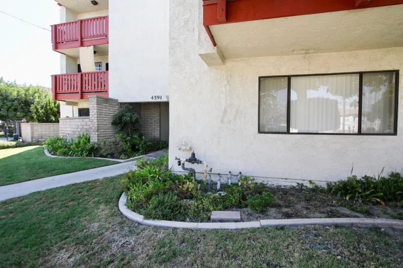 The yard in front of Orange Villas in Long Beach, California