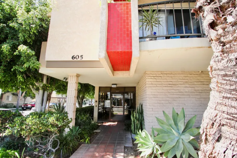 The entryway into Plaza Redondo
