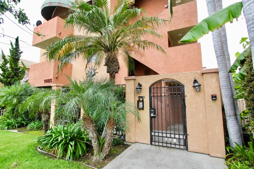 The entrance into Val Villas
