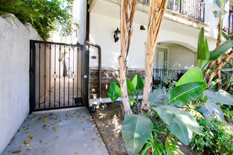 The side entrance into 4301 Los Feliz Blvd