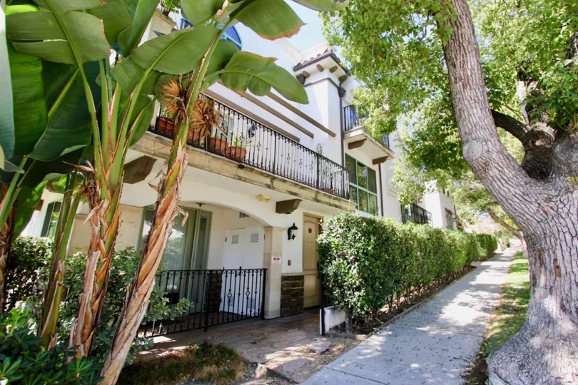 The balconies at 4301 Los Feliz Blvd