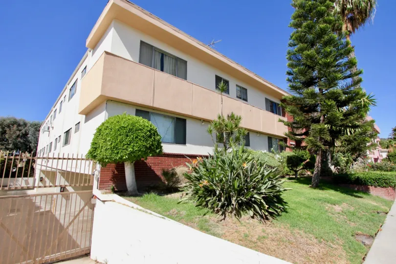 The yard in front of Berendo Vista in Los Feliz, California