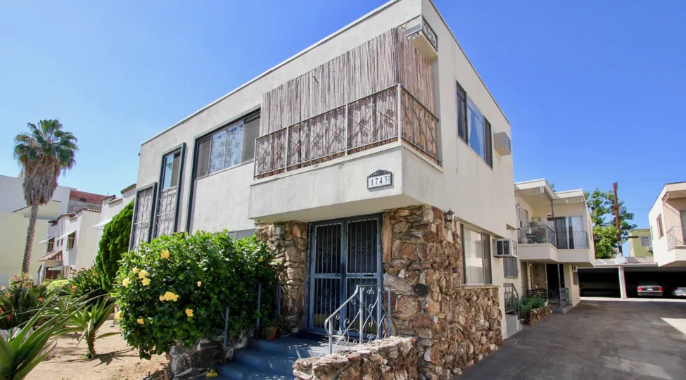 The entrance into Edgemont Capri
