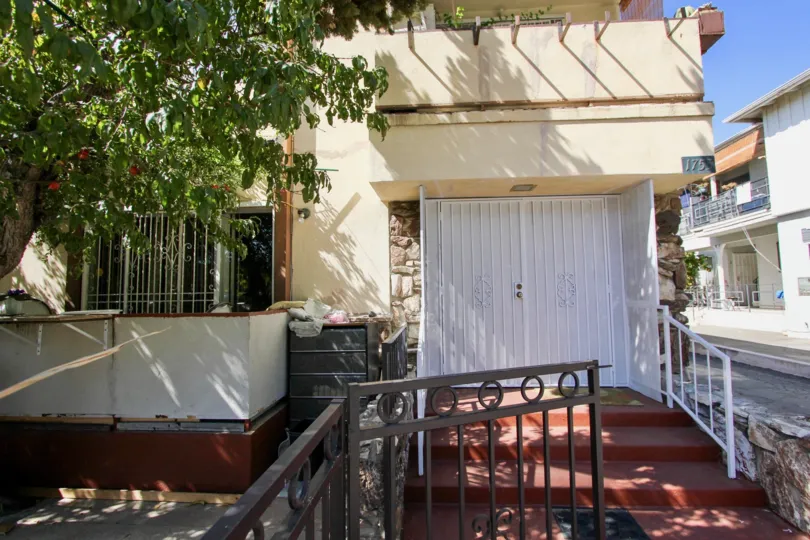 The entryway into Edgemont Condominiums