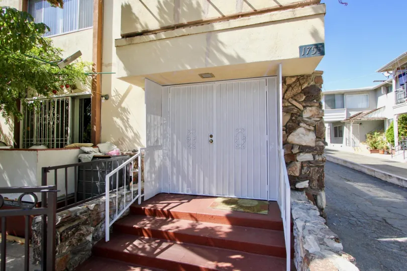 The entrance into Edgemont Condominiums
