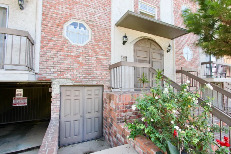 The side entrance into Harvard Heights