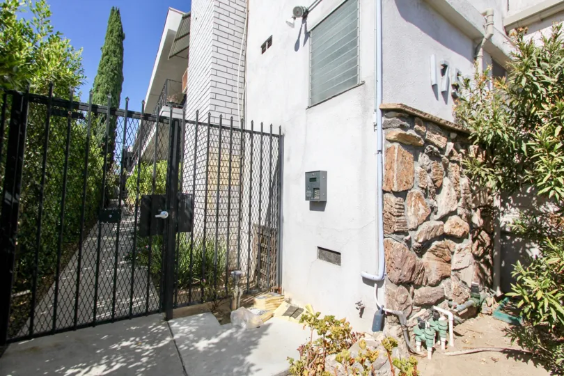 The gate into Hollywood Capri