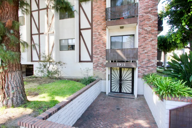 The entryway into Los Feliz Condominiums