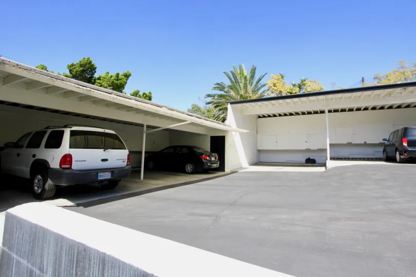 The garages for parking at the Park Imperial