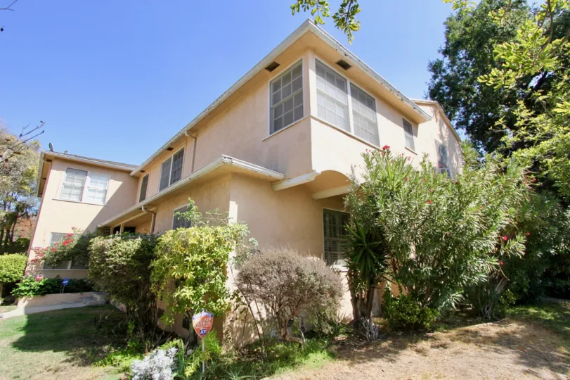The view of Perlita Gardens I in Los Feliz, California