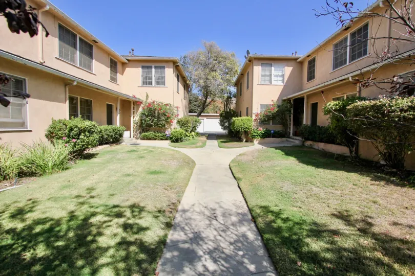 The yard at Perlita Gardens I in Los Feliz, California