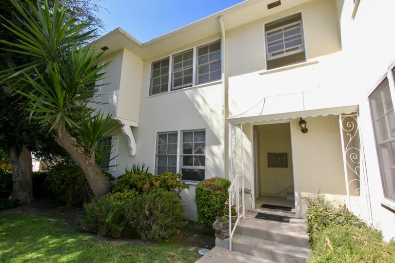 The stairs leading into a unit within Perlita Gardens II