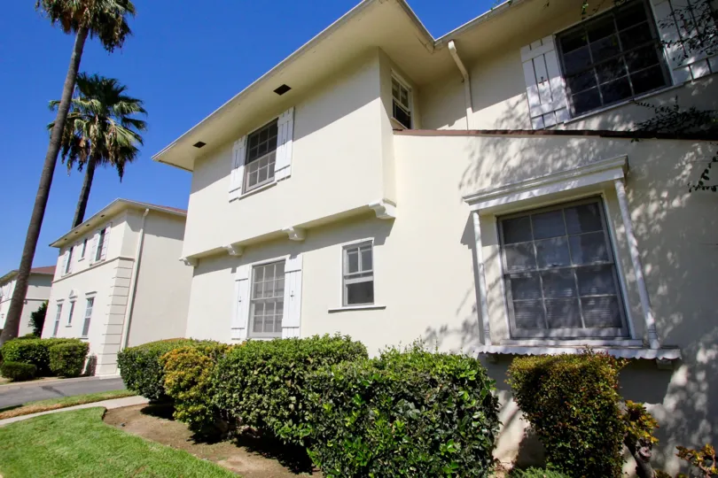 The view of a building in Perlita Gardens II