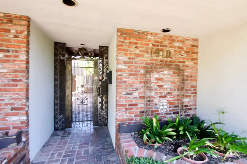The entrance into Rodney Drive