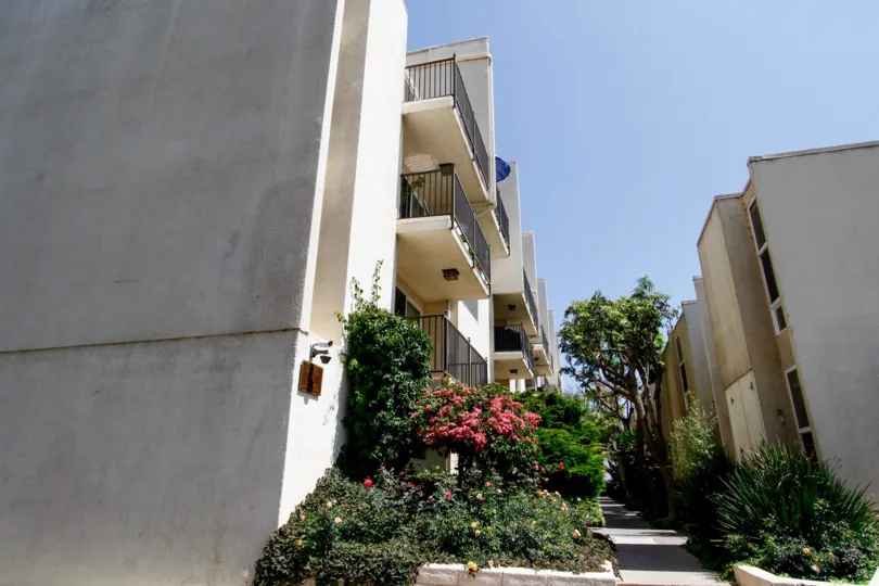 The sdiewalk around Malibu Canyon Village