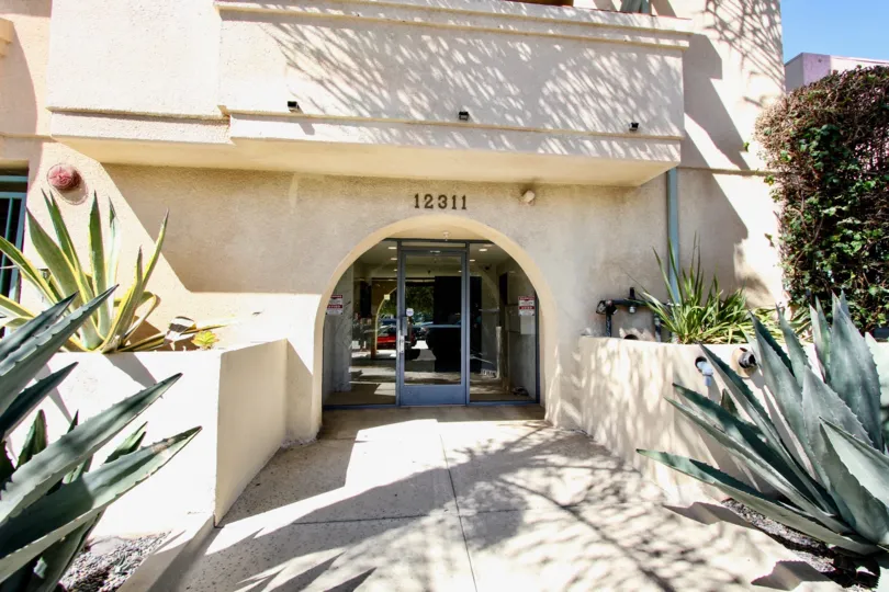 The entryway into 2311 Pacific Ave
