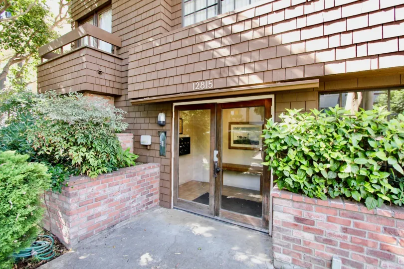 The entrance into 12815 Caswell Ave