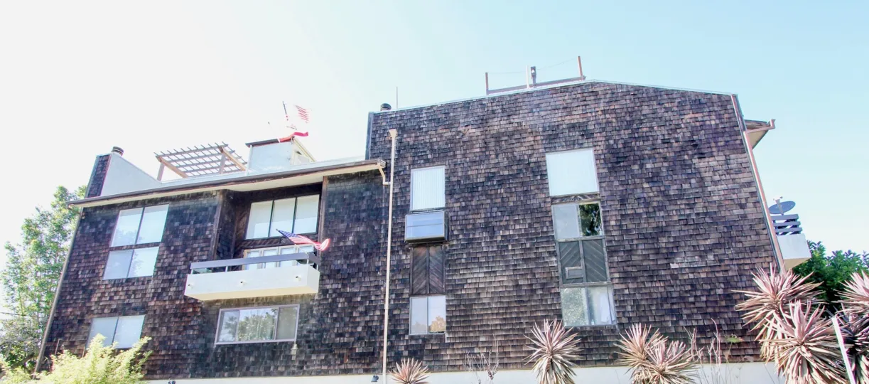 The windows in 4283 Moore St
