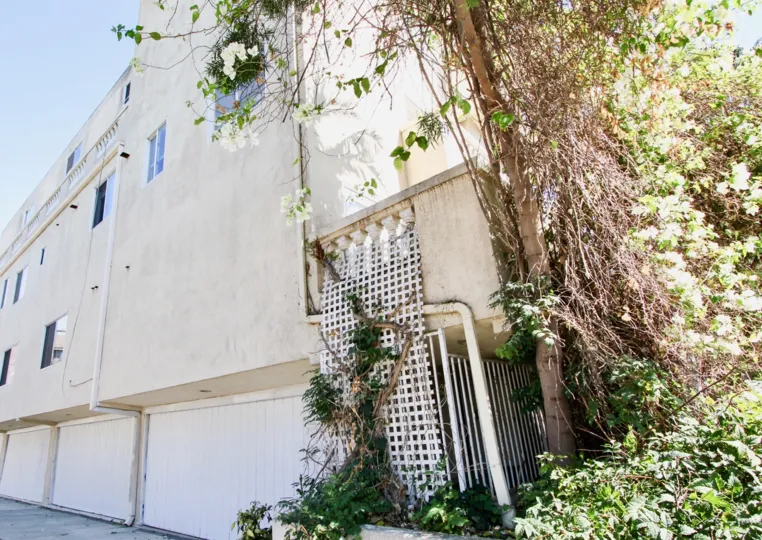 The garages for parking at Beethoven Five