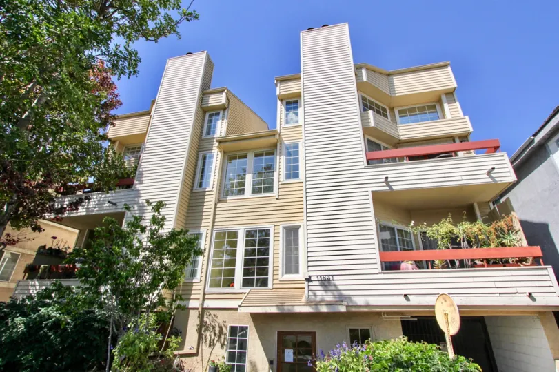 The view of Courtleigh Condos in Mar Vista, California