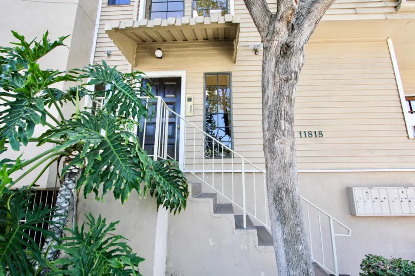 The entrance into Courtleigh in Mar Vista, California