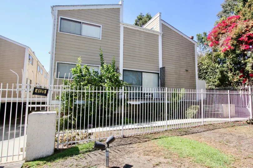 The view of Mar Vista Townhomes in Mar Vista, California